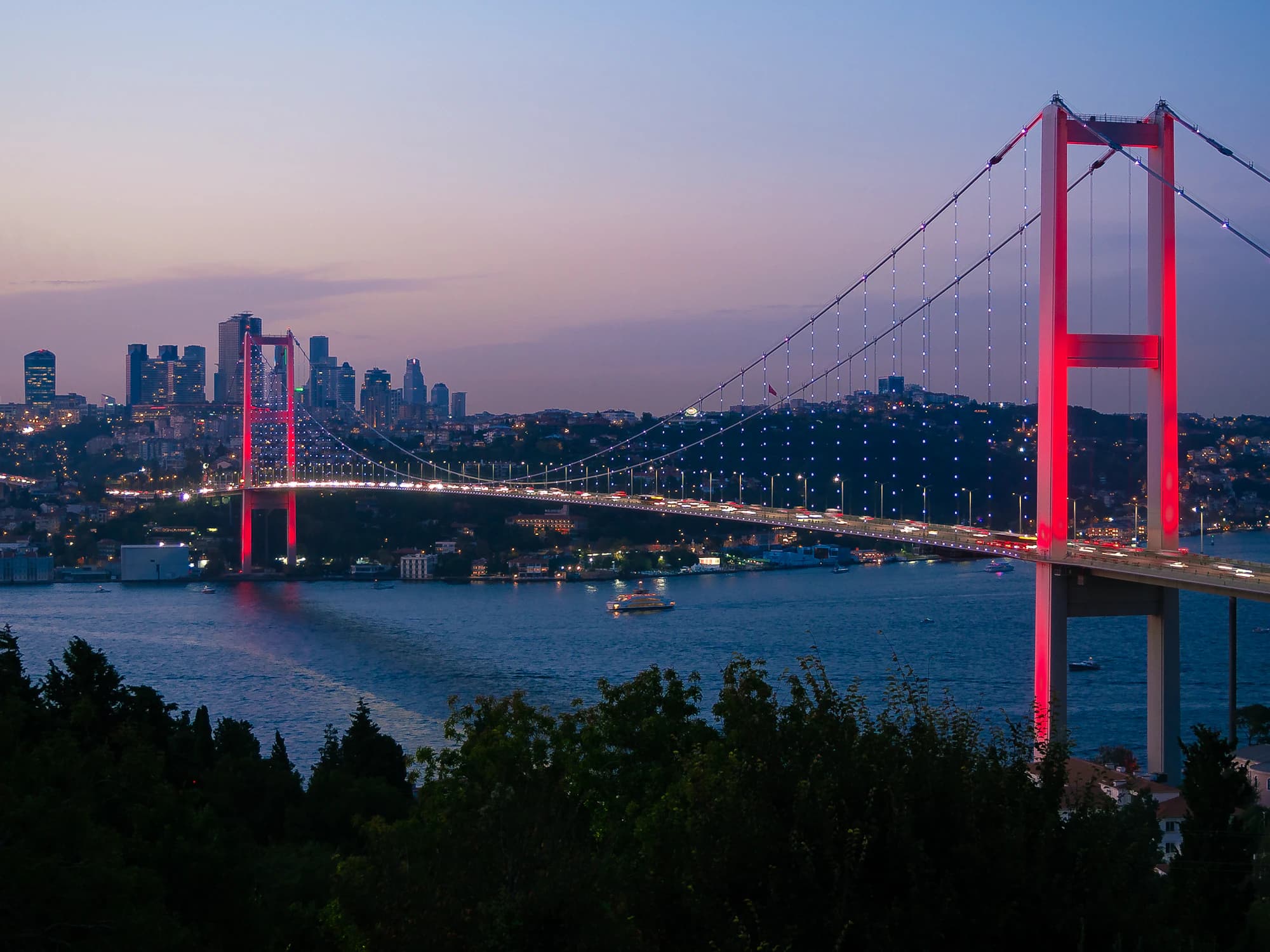 Akşam ışığında 15 Temmuz Şehitler Köprüsü ve İstanbul silüeti