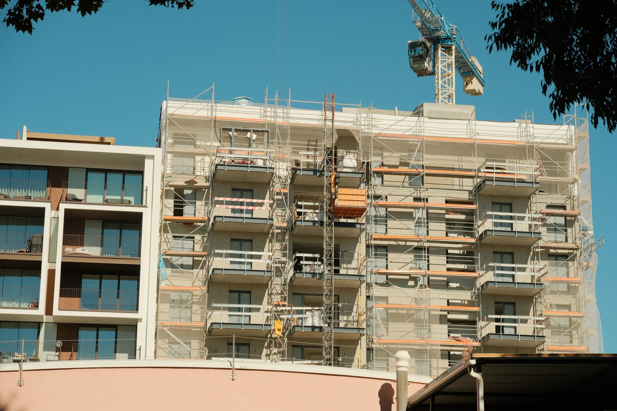 İskele kurulmuş, yeniden yapılan bir apartman