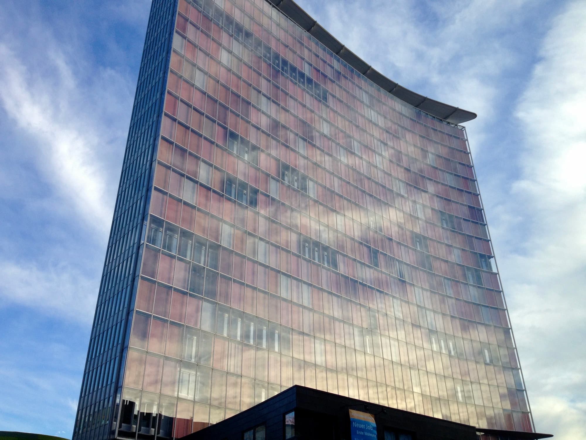 Cam cepheli modern bir ofis plazası